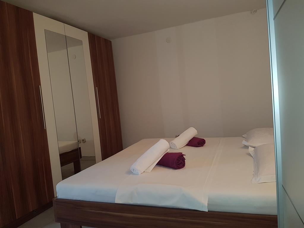 Apartments Lovric - 30 Meters To The Beach Trogir Extérieur photo